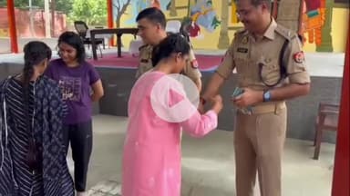 रामपुर: शनिवार को पुलिस लाइन में प्रशिक्षुओं और ब्रह्मकुमारी बहनों ने SP को राखी बाँधकर रक्षा बंधन मनाया