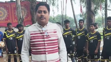 लोहरदगा: लोहरदगा डीसी ऑफिस मैदान में विश्व आदिवासी दिवस पर वीर बुद्धू भगत फुटबॉल प्रतियोगिता का डीएसपी ने किया शुभारंभ