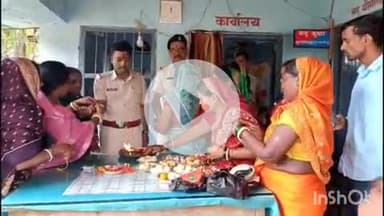 शंभूगंज: शंभूगंज थाने के पुलिस पदाधिकारी को एकल विद्यालय के आचार्य ने बांधे रक्षासूत्र