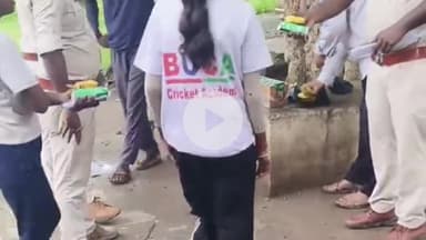 आरा: वन विभाग के द्वारा जिला स्कूल में पेड़ों को रक्षासूत्र बांधकर मनाया गया रक्षाबंधन उत्सव