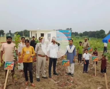 लंभुआ: चांदा क्षेत्र के अंधियारी गांव में वन विभाग ने रक्षा बन्धन पर बहनों से वृक्षारोपण कराया