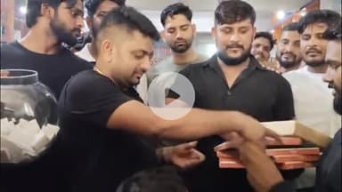 मथुरा: शहर के जसवंत टेलीकॉम सर्विस पर रक्षाबंधन पर्व की खुशी में फॉलोवर्स को बांटे गए फ्री गिफ्ट, युवाओं की दुकान पर लगी भीड़