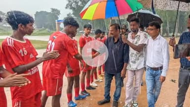 लोहरदगा: डीएसपी समीर तिर्की ने वीर बुद्धू भगत फ्रेंड्स मेमोरियल फुटबॉल टूर्नामेंट का खिलाड़ियों से परिचय कर उद्घाटन किया