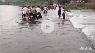 त्योंथर: सूती बांध से पानी ओवरफ्लो होने पर सड़क पर 5 फीट पानी, जान जोखिम में डालकर निकल रहे लोग, प्रशासन बेखबर