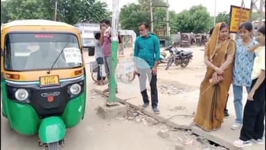 चूरू: रक्षाबंधन पर ऑटो ड्राइवर महेंद्र सिंह ने अनोखी पहल करते हुए बहनों को कराई निःशुल्क यात्रा