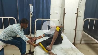 झालरापाटन: छत्रपुरा के चन्नी माताजी के सामने बेकाबू होकर बाइक सवार दो लोग गिरे, जिला अस्पताल में किया गया उपचार