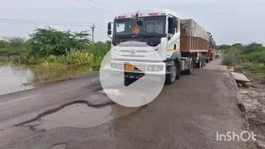 मेड़ता: जसनगर रपट पर लूनी नदी के बहाव से सड़क पर पड़े बड़े गहरे खड्डे आवागमन में हो रही है परेशानी#jansamsya