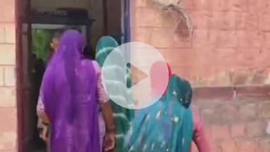 बाड़मेर: जेल में बंद भाइयों को राखी बांधने पहुंची बहनें, हुईं भावुक