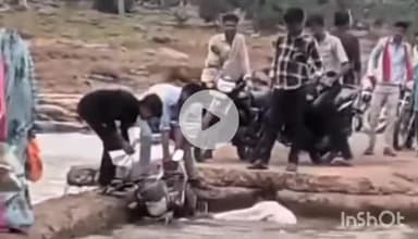 गुना: कोहन नदी के टूटे पुल से बाइक सहित नदी में गिरा व्यक्ति, लोगों ने बचाया, वीडियो वायरल