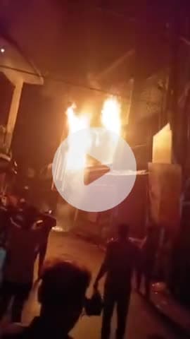 शाहाबाद के कपड़ा व्यापारी मनीष रस्तोगी के शोरूम में अज्ञात कारणों से भयंकर आग लग गयी 
#शाहाबाद