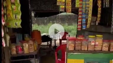 अमरोहा: अमरोह में पुलिसकर्मियों की गुंडागर्दी, रोड किनारे खोखे वाले से मारपीट, पैसे मांगने का आरोप, पीड़ित का वीडियो हुआ वायरल