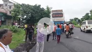 कसिया: लबनिया फोरलेन पर बड़ा हादसा टला, लग्जरी बस का फटा टायर, बस सवारों ने ईश्वर को किया याद