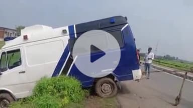 सरमेरा: सरमेरा में बढ़िया मोड़ के पास सड़क हादसा, एंबुलेंस गड्ढे में गिरी