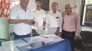 मारवाड़ जंक्शन: मारवाड़ जंक्शन रेलवे स्टेशन पर जम्मू तवी ट्रेन में मिले पर्स को जीआरपी ने विद्युत विभाग अधिकारी को सुपर्द किया