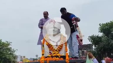 लाडपुरा: विश्व आदिवासी दिवस पर रंगबाड़ी में कोटिया भील की प्रतिमा पर माल्यार्पण कर मनाया गया, लोगों को दी शुभकामनाएं