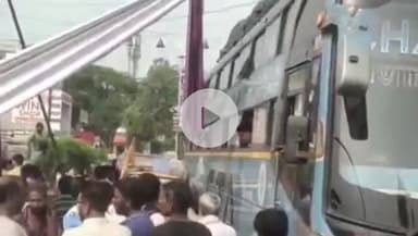 भीलवाड़ा: भीलवाड़ा: पांसल चौराए पर वीडियो कोच का प्रवेशद्वार गिरा, बस व बाइक हुई क्षतिग्रस्त, रोड हुआ जाम