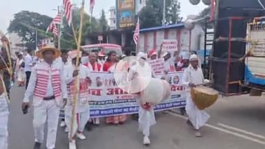 कांके: सिरमटोली सरना स्थल से आदिवासी समुदाय ने निकाली पदयात्रा, बड़ी संख्या में लोग रहे मौजूद