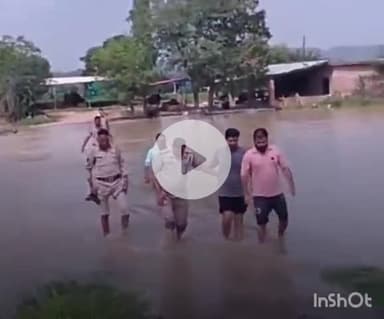 इंदौरा: SDM इंदोरा ने बाढ़ प्रभावित क्षेत्र का दौरा कर लोगों से सुरक्षित स्थान पर जाने की अपील की