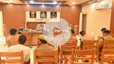 पडरौना: कुशीनगर पुलिस कप्तान ने पुलिस कार्यालय में समीक्षा बैठक की, लंबित मामलों के शीघ्र निस्तारण के दिए निर्देश