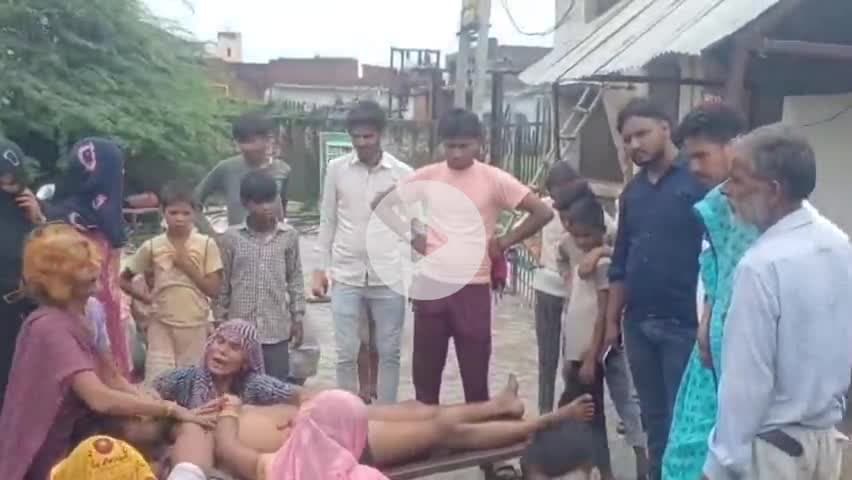 जलेसर: कस्बा #अवागढ़ में विद्युत करंट लगने से 30 वर्षीय युवक की हुई दर्दनाक मौत परिजन मृतक के शव को लेकर पहुंचे विद्युत केंद्र