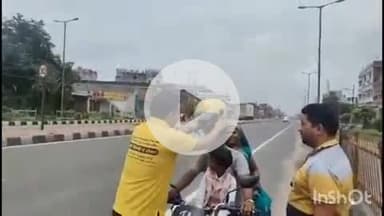 गोपालगंज: बंजारी मोड़ के पास समाजसेवी ने लोगों को यातायात नियमों का पाठ पढ़ाया, बिना हेलमेट वालों को हेलमेट दिए