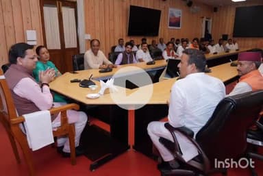 देहरादून: सीएम धामी से शासकीय आवास पर पंचायत चुनाव में जीत दर्ज करने वाले सदस्यों ने भेंट कर दिया अपना समर्थन