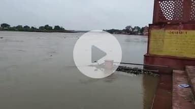 बाह: बटेश्वर में उफान पर यमुना, बढ़ता जलस्तर लोगों की चिंता बढ़ा रहा है