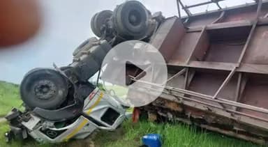 जयसिंहपुर: पूर्वांचल एक्सप्रेस-वे के किमी 132 पर फॉर्च्यूनर और ट्रेलर में टक्कर, ट्रेलर सड़क से नीचे गिरा