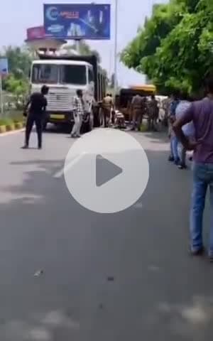 गोरखपुर: यूनिवर्सिटी चौराहे पर नगर निगम के डंपर की टक्कर से महिला की हुई मौत