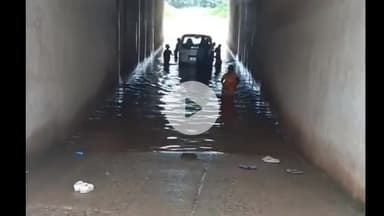 लोहरदगा: रेलवे अंडरपास में जलजमाव से कार व क्रेटा वाहन फंसे, वाहन सवार हुए बेहाल