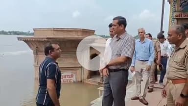 मथुरा: वृन्दावन में यमुना के तटीय इलाकों का जिलाधिकारी ने किया निरीक्षण