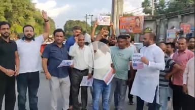 नौगावां सादात: नौगांव सादात में अमेरिकी राष्ट्रपति डोनाल्ड ट्रंप का दहन हुआ पुतला