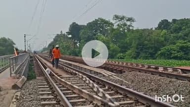 मुंगेर: गंगा के बढ़ते जलस्तर से जमालपुर भागलपुर रेलखंड पर परिचालन खतरे में, गति 30 किमी/घंटा रखने का निर्देश