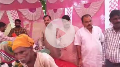 करनैलगंज: इकनिया स्थित बाढ़ राहत गोदाम पर विधायक अजय सिंह ने बाढ़ पीड़ितों को बांटी 26 वस्तुओं वाली राहत किट