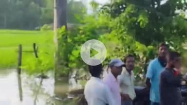 अमरोहा: अमरोहा में 40 गांव बाढ़ की चपेट में, एसपी के निर्देश पर पुलिस बाढ़ पीड़ितों की कर रही मदद, लोगों को कर रही जागरूक