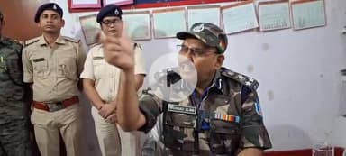 पांकी: पलामू डीआईजी नौशाद आलम ने पांकी पुलिस इंस्पेक्टर कार्यालय का किया औचक निरीक्षण, दिए आवश्यक दिशा निर्देश