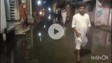 बरेली: बारादरी थाना क्षेत्र के काकड़ टोला में बरसात के बाद सड़क तालाब में हुई तब्दील