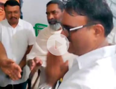 इचाक: नेमरा में विनोद कुशवाहा ने झारखंड आंदोलन के पुरोधा शिबू सोरेन को दी श्रद्धांजलि, मुख्यमंत्री हेमंत सोरेन से की भेंट