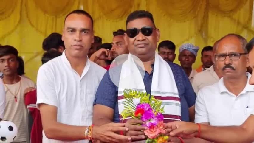 मयूरहंड: मयूरहंड में पूर्व मंत्री सत्यानन्द भोक्ता ने फुटबॉल टूर्नामेंट मैच का किया शुभारंभ