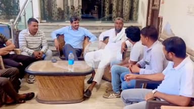 सीकरी: सीकरी में युवाओं के साथ पूर्व विधायक वाजिब अली की बैठक