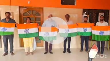 नानपारा: रुपईडीहा नगर पंचायत अध्यक्ष ने कर्मचारियों से राष्ट्रीय ध्वज बांटकर पूरे सम्मान के साथ घरों में फहराने की अपील की