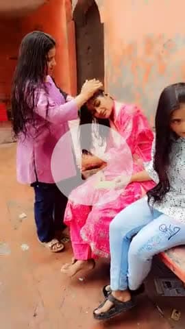 बिठूर गंगा घाट के किनारे वाहनों को रक्षाबंधन के दिन गंगा स्नान करके अपने बालों को संवारती बहाने