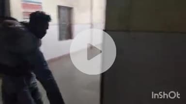 बारां: शहीद राजमल मीणा जिला अस्पताल में घायल मरीज को कंधे पर उठाकर ले जा रहे परिजन, अस्पताल का हाल बेहाल