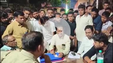 फतेहाबाद: मारपीट के मामले में पुलिस द्वारा युवकों की गिरफ्तारी पर पूर्व विधायक के नेतृत्व में शमशाबाद थाने में दिया धरना