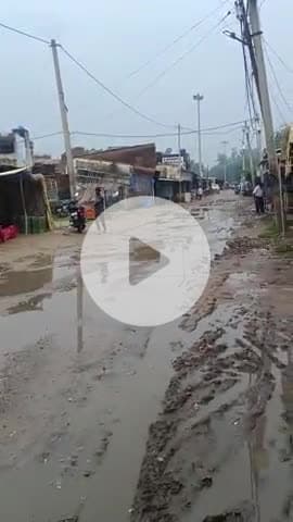 पयागपुर की सड़क चलने लायक भी नही रही रेलवे स्टेशन जाने वाली रोड नगर पंचायत को नरक पंचायत बनाकर रखा