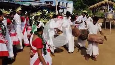 मंझारी: मांझारी प्रखंड के बले सेयां बागान विद्यालय लमझारी में विश्व आदिवासी दिवस मनाया गया, छात्रों ने किया नृत्य