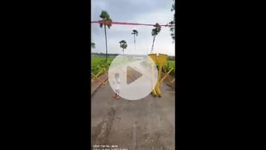 పోచంపల్లి: జూలూరు బ్రిడ్జి వద్ద ఉదృతంగా ప్రవహిస్తున్న మూసి వాగు, రాకపోకలను నిలిపివేసి బారిగేట్లను ఏర్పాటు చేసిన పోలీసులు