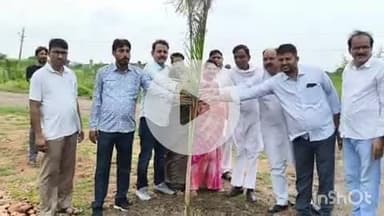 दौसा: हरियालो राजस्थान के तहत दौसा विधायक दीनदयाल बैरवा व नगर परिषद सभापति कल्पना जैमन ने रूगली गांव में किया पौधारोपण