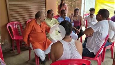 जयसिंहपुर: बझना गांव में व्यापारी नेता ने मृतक चंदन शर्मा के घर जाकर परिजनों से की मुलाकात
