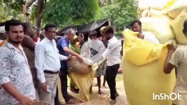 मुंगेर: जिले में बाढ़ की स्थिति भयावह, पशुपालन विभाग ने बाढ़ पीड़ितों के बीच बांटा सूखा चारा